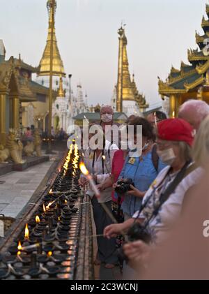 dh Shwedagon Pagodentempel YANGON MYANMAR Buddhistische Touristen Kerzenlicht Zedi Daw Licht Kerzen Religiöse Rituale Touristen Menschen asien Zeremonie Stockfoto