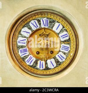 Authentische antike ornamentale goldene Uhr mit römischen Emaille-Nummern Stockfoto