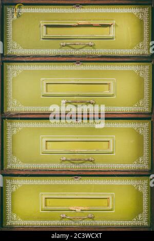 Vintage vertikale grüne dekorative Schubladen mit leeren Etiketten Stockfoto