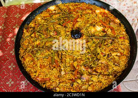 Typische spanische Paella mit Fleisch und Meeresfrüchten Stockfoto