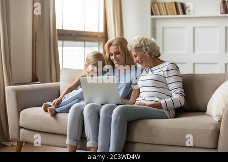 Drei Generationen Frauen Familie haben Spaß mit Laptop zu Hause Stockfoto