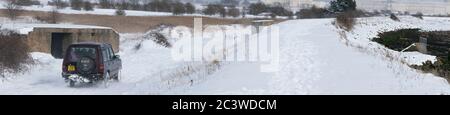 In Hoo medway fährt ein Land Rover über einen Fußweg, zwischen der Ufermauer und dem GHQ Bunker. Während eines Schneesturms, während Sturm Emma schlägt das Vereinigte Königreich Stockfoto