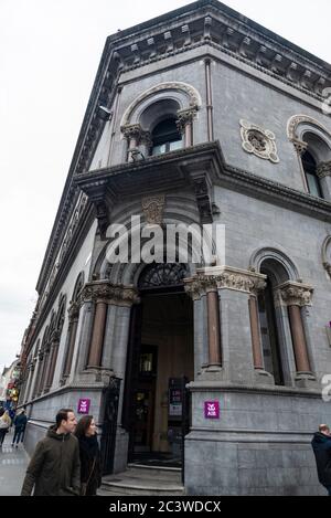 Dublin, Irland - 30. Dezember 2019: Bankfiliale der Allied Irish Banks (AIB) mit Menschen in Dublin, Irland Stockfoto