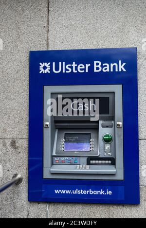 Dublin, Irland - 30. Dezember 2019: Bankfiliale und Geldautomat der Ulster Bank in Dublin, Irland Stockfoto