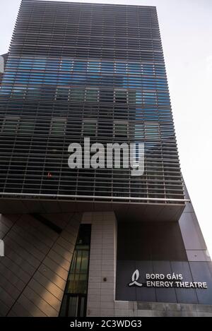 Dublin, Irland - 1. Januar 2020: Fassade des Bord Gáis Energy Theatre (Grand Canal Theatre), in den Docklands von Dublin, Irland Stockfoto
