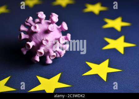 Coronavirus Miniatur auf EU-Flagge, Coronavirus-Miniatur auf EU-Fahne Stockfoto