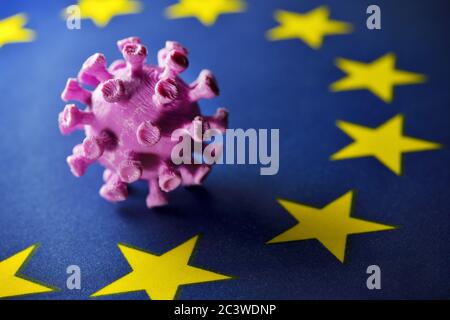 Coronavirus Miniatur auf EU-Flagge, Coronavirus-Miniatur auf EU-Fahne Stockfoto