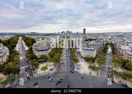 Blick auf die Champs Elysees in Richtung La Defense vom Triumphbogen, Paris, Frankreich Stockfoto