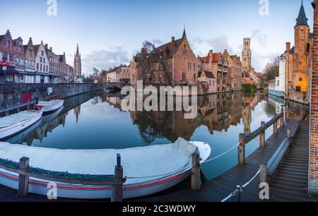 Brügge, Belgien ikonische mittelalterliche Häuser, Türme und Rozenhoedkaai Kanal. Klassische Postkartenansicht der historischen Innenstadt. Wird oft als Ve Stockfoto