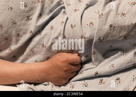 Hand und Arm eines Mannes in einem Krankenhauskleid, Gesundheits-und medizinische Thema, Kopierer Raum, horizontale Aspekt Stockfoto