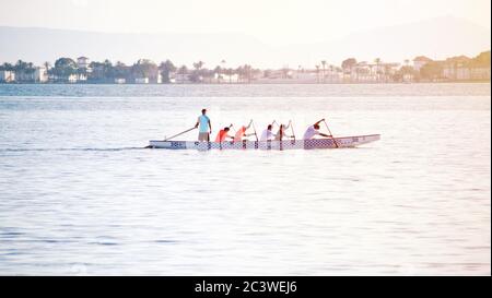 Lo Pagan, Murcia, Spanien, 18. Juni 2020: Sportler, die unter Anleitung ihres Trainers im gleichen Tempo im Team rudern, in Murcia, Spanien. Kajakfahren während der Su Stockfoto