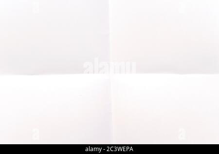 Weißes gefaltetes Papier als Hintergrund oder Textur, Draufsicht, Stockfoto