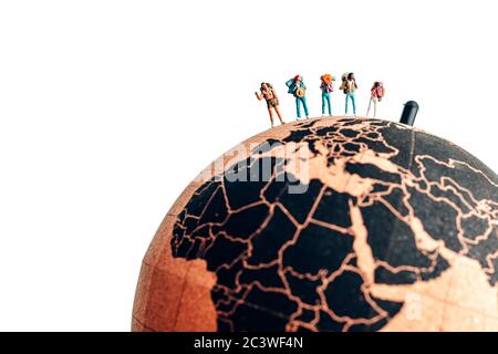 Gruppe von Miniatur-Wanderern mit Rucksacktouren. Reisekonzept Stockfoto