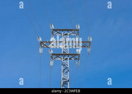 Detail der Stromleitungen gegen einen blauen Himmel Stockfoto