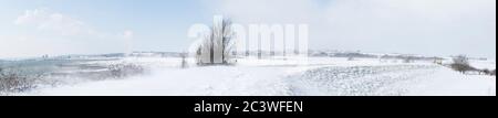 Ein Schneesturm eines Winters, trifft ein kleines Dorf auf dem Land namens hoo in kent. Mit einer unglaublichen Menge Tiefschnee, was für die Einheimischen Chaos verursacht Stockfoto