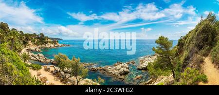 Panorama der Felsen an der Küste von Lloret de Mar in einem schönen Sommertag, Costa Brava, Katalonien, Spanien Stockfoto