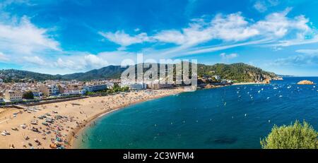 Strand in Tossa de Mar an einem schönen Sommertag, Costa Brava, Katalonien, Spanien Stockfoto