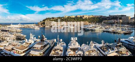 Luxus-Hafen Hercule in Monte Carlo in einem schönen Sommertag, Monaco Stockfoto