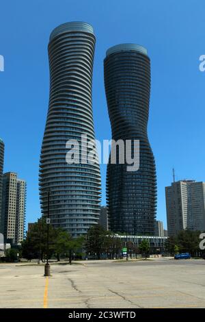 Absolute Eigentumswohnung; Towers 4 & 5 (Die Marilyn Monroe Towers) Mississauga, Peel Region, Ontario, Kanada Stockfoto