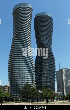 Absolute Eigentumswohnung; Towers 4 & 5 (Die Marilyn Monroe Towers) Mississauga, Peel Region, Ontario, Kanada Stockfoto