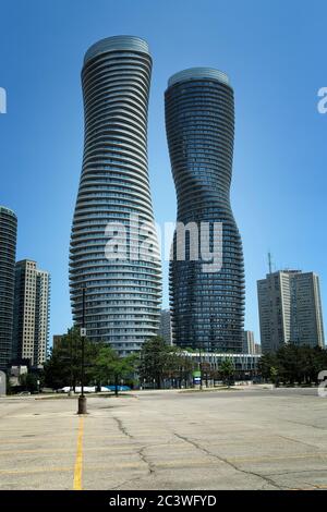 Absolute Eigentumswohnung; Towers 4 & 5 (Die Marilyn Monroe Towers) Mississauga, Peel Region, Ontario, Kanada Stockfoto