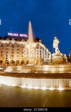 Neptuno Brunnen und Palace Hotel, Nachtansicht. Madrid, Spanien. Stockfoto