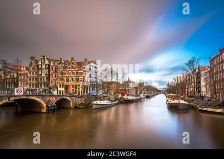 Amsterdam, Niederlande Brücken und Kanäle in der Dämmerung. Stockfoto