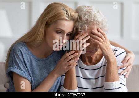 Fürsorgliche Erwachsene Tochter beruhigt reife Mutter zeigt Pflege und Unterstützung Stockfoto