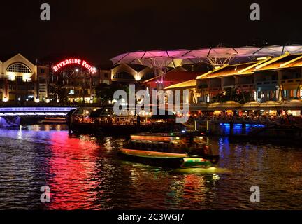 Farbenfrohe Lichtgebäude bei Nacht in Clarke Quay Stockfoto