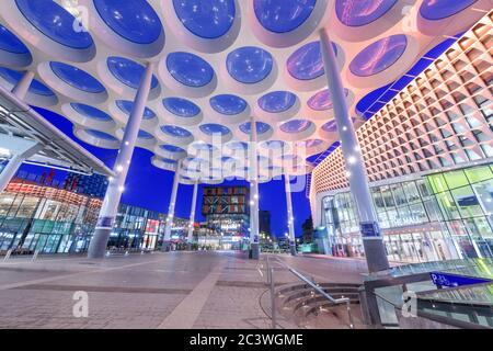 NIEDERLANDE - 28. FEBRUAR 2020: Bahnhof von Utrechter Centraal vom Bahnhofsplatz mit Einkaufszentrum Hoog Catharijne in der Dämmerung. Stockfoto