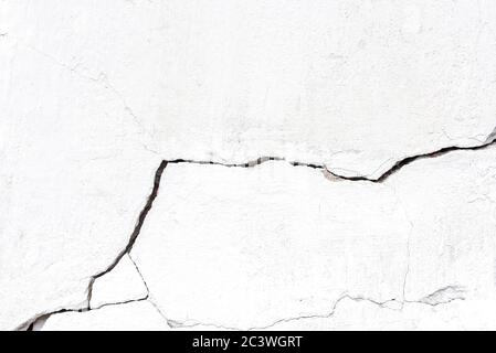 Weiße Beton rissige Wand mit großen Riss, Hintergrund oder Textur Stockfoto