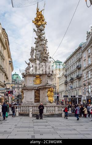 Die Pestsäule, oder Trinity-Säule ist eine Dreifaltigkeitssäule am Graben, einer Straße in der Innenstadt von Wien, Österreich. Stockfoto