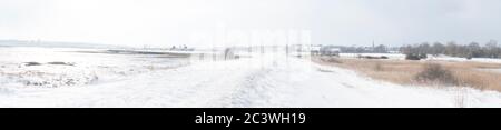 Ein Schneesturm eines Winters, trifft ein kleines Dorf auf dem Land namens hoo in kent. Mit einer unglaublichen Menge Tiefschnee, was für die Einheimischen Chaos verursacht Stockfoto