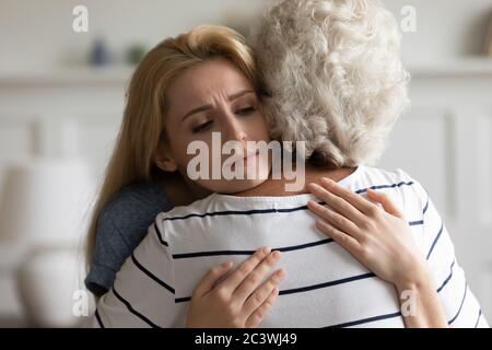 Teen Enkelin umarmen liebevolle Oma Gefühl Empathie teilen geistigen Schmerz Stockfoto