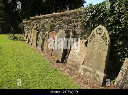 Grabsteine an der All Saints Church, Shelsley Beauchamp, Worcestershire, England, Großbritannien. Stockfoto