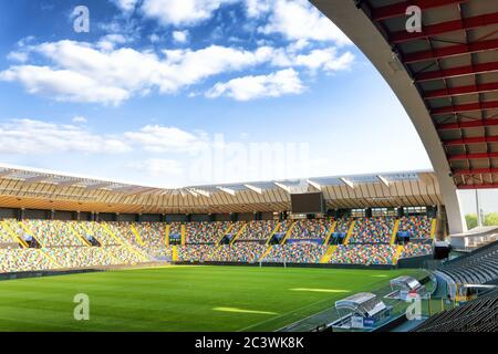 Leeres Stadion Fußball- oder Fußballfeld, Terrassen und Stehplätze in der Dacia Arena - Stadio Friuli, dem wichtigsten Stadion der Region Friuli Julisch Venetien. Stockfoto