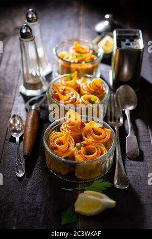 Pasta mit Tomatensauce.Spaghetti Bolognese.gesunde Lebensmittel und Getränke.Vintage-Stil. Stockfoto