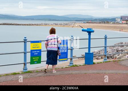 Morecambe, Lancashire, Großbritannien. Juni 2020. NHS Coronavirus-Zeichen an Morecambe Seafront, Lancashire UK an einem langweiligen Tag. Kredit: John Eveson/Alamy Live Nachrichten Stockfoto