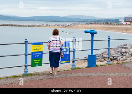 Morecambe, Lancashire, Großbritannien. Juni 2020. NHS Coronavirus-Zeichen an Morecambe Seafront, Lancashire UK an einem langweiligen Tag. Kredit: John Eveson/Alamy Live Nachrichten Stockfoto