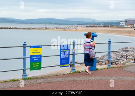 Morecambe, Lancashire, Großbritannien. Juni 2020. NHS Coronavirus-Zeichen an Morecambe Seafront, Lancashire UK an einem langweiligen Tag. Kredit: John Eveson/Alamy Live Nachrichten Stockfoto