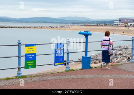 Morecambe, Lancashire, Großbritannien. Juni 2020. NHS Coronavirus-Zeichen an Morecambe Seafront, Lancashire UK an einem langweiligen Tag. Kredit: John Eveson/Alamy Live Nachrichten Stockfoto