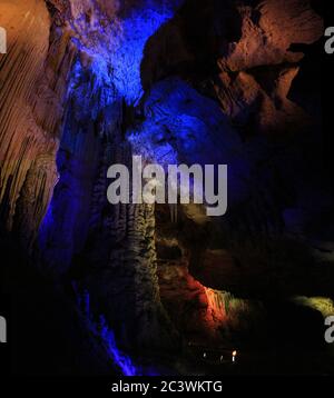 Georgien. Wunderschön beleuchtet von farbigen Laternen, die Höhle des Prometheus. Stockfoto