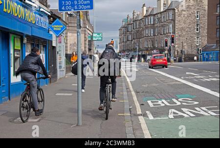 Edinburgh, Schottland, Großbritannien. 22. Juni 2020. Obwohl die Straßen und Gehwege von Edinburgh wegen des Covid-19 Coronavirus noch relativ ruhig für den motorisierten Verkehr sind, fahren Radfahrer auf Gehwegen weiter, was häufig dazu führt, dass Fußgänger ausweichen oder anhalten, um Kollisionen zu vermeiden. Im Bild: Radfahrer in London Road, Abbeyhill. Stockfoto