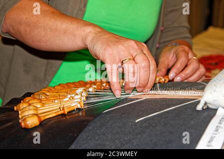 Frau, die feine Klöppelspitze macht; Handwerk; Beruf; Nahaufnahme; Hände; Faserkunst, kompliziert, Beruf, Beruf, Europa, Brügge; Belgien Stockfoto