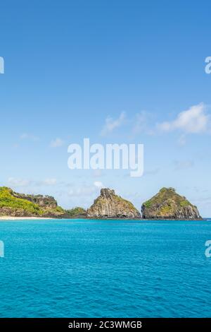 Schöne Aussicht auf Cacimba do Padre Strand mit Dois Irmaos Hügel und türkisblauem Wasser, bei Fernando de Noronha, UNESCO-Weltkulturerbe Sit Stockfoto