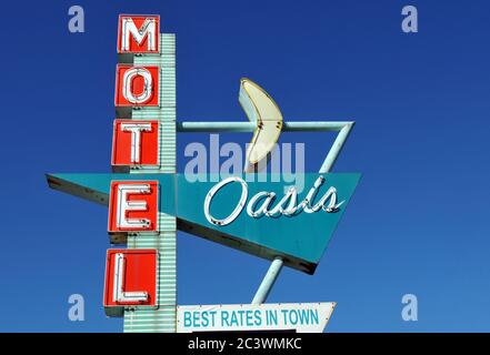 Farbenfrohe Vintage Neonschilde vor blauem Himmel, die das Oasis Motel an der Route 66 in Tulsa, Oklahoma, anwerben. Stockfoto