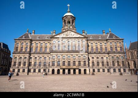 Königspalast Amsterdam / Koninklijk Paleis Nieuwezijds am Dam Platz im Zentrum von Amsterdam, Niederlande. Leer bei covid-19-Sperre Stockfoto