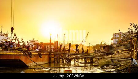 Chittagong, Bangladesch, 22. Dezember 2017: Manuelle Abladung von Fracht von Schiffen im Hafen des Karnaphuli River in Chittagong, Bangladesch Stockfoto