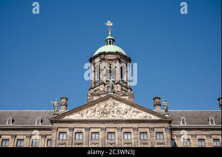 Königspalast Amsterdam / Koninklijk Paleis Nieuwezijds am Dam Platz im Zentrum von Amsterdam, Niederlande. Leer bei covid-19-Sperre Stockfoto