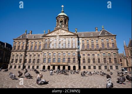 Königspalast Amsterdam / Koninklijk Paleis Nieuwezijds am Dam Platz im Zentrum von Amsterdam, Niederlande. Leer bei covid-19-Sperre Stockfoto